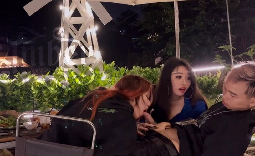 anora sex Ngồi cafe chill chill được em người yêu và bạn thân thi nhau bú mút