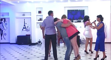 máy dập sex Busty đĩ thích nó. Cô làm sạch mông của mình với phim sex vú to một vòi nước.